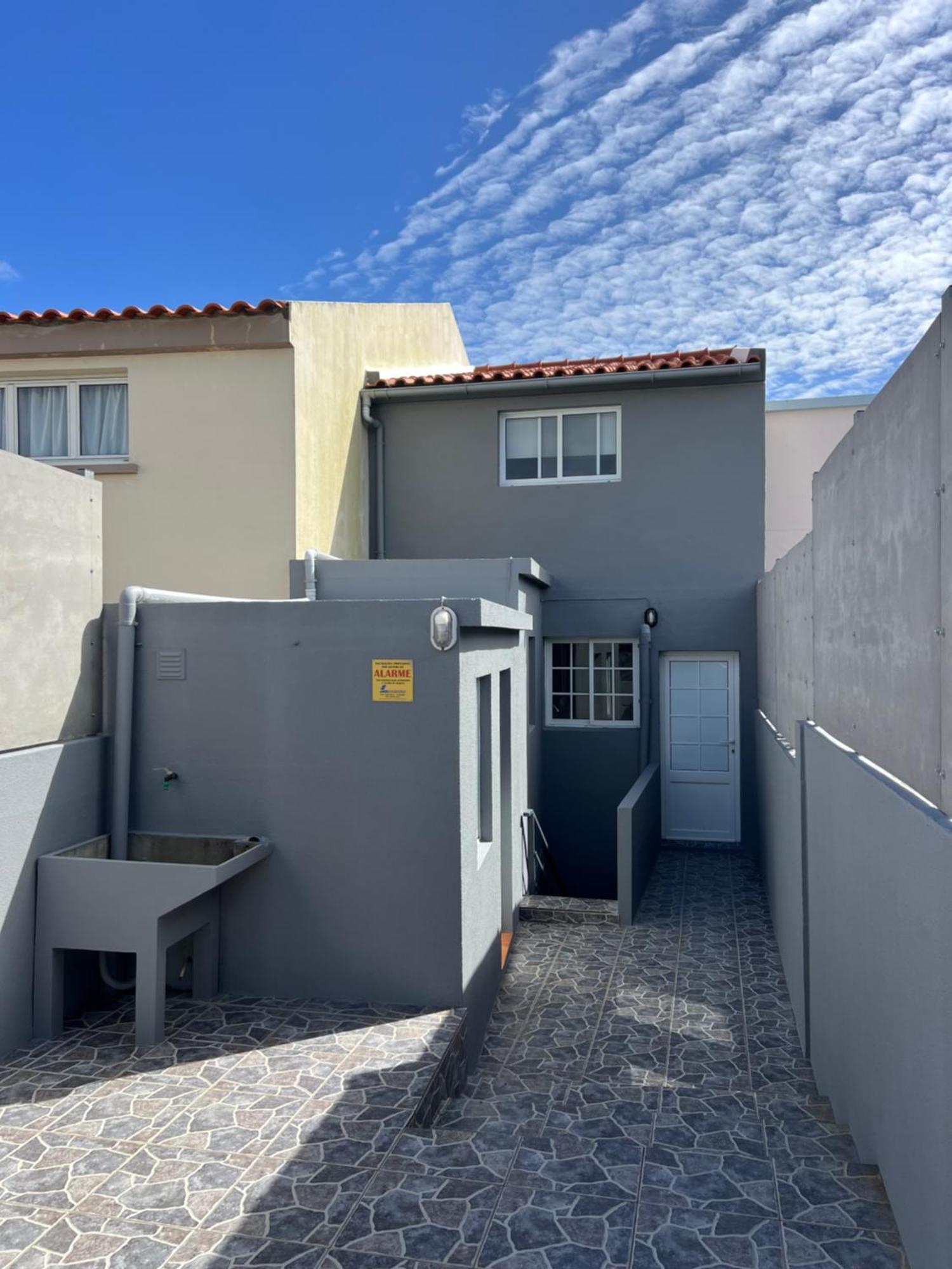 Casa A 2 Minutos A Pe De Piscina Natural Ponta Delgada  Exterior photo